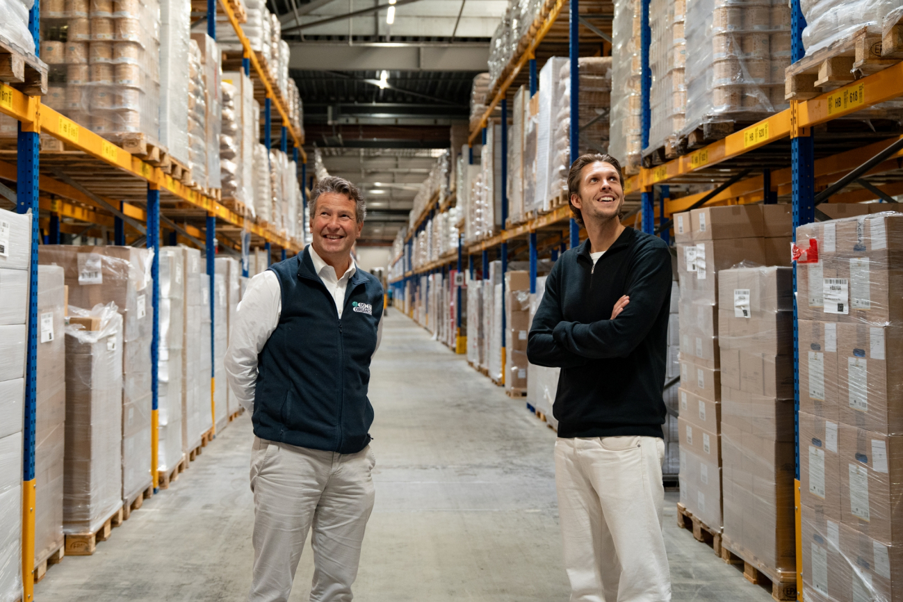 Hendrik Wijnen en Joren Groot in het magazijn van DO IT Organic
