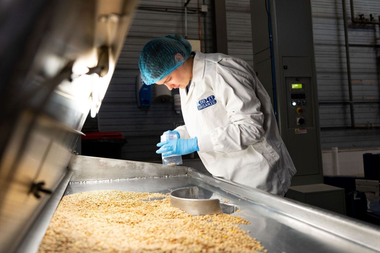 Een sample aandachtig bekijken