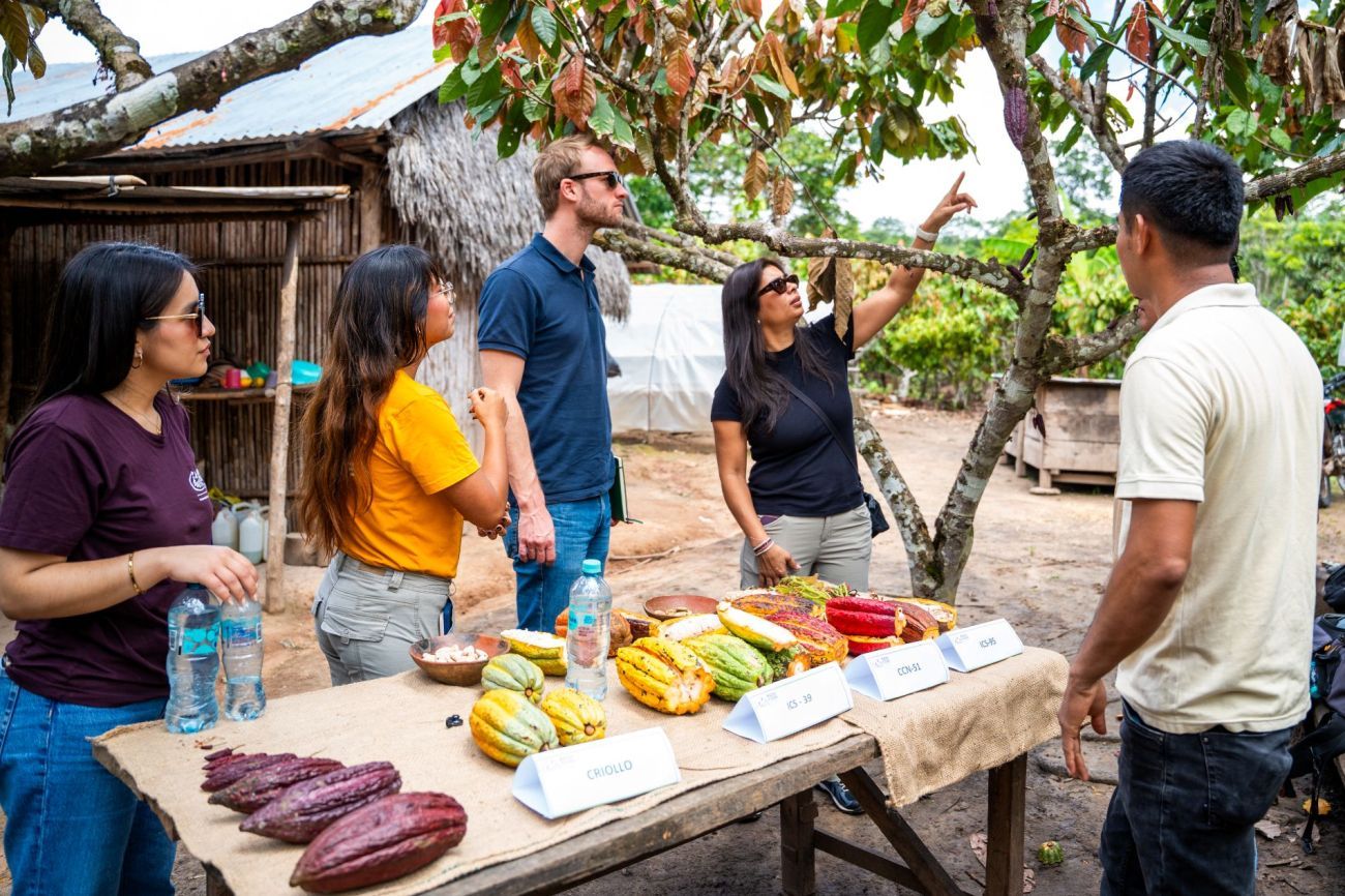 Onze collega's in gesprek met onze leverancier