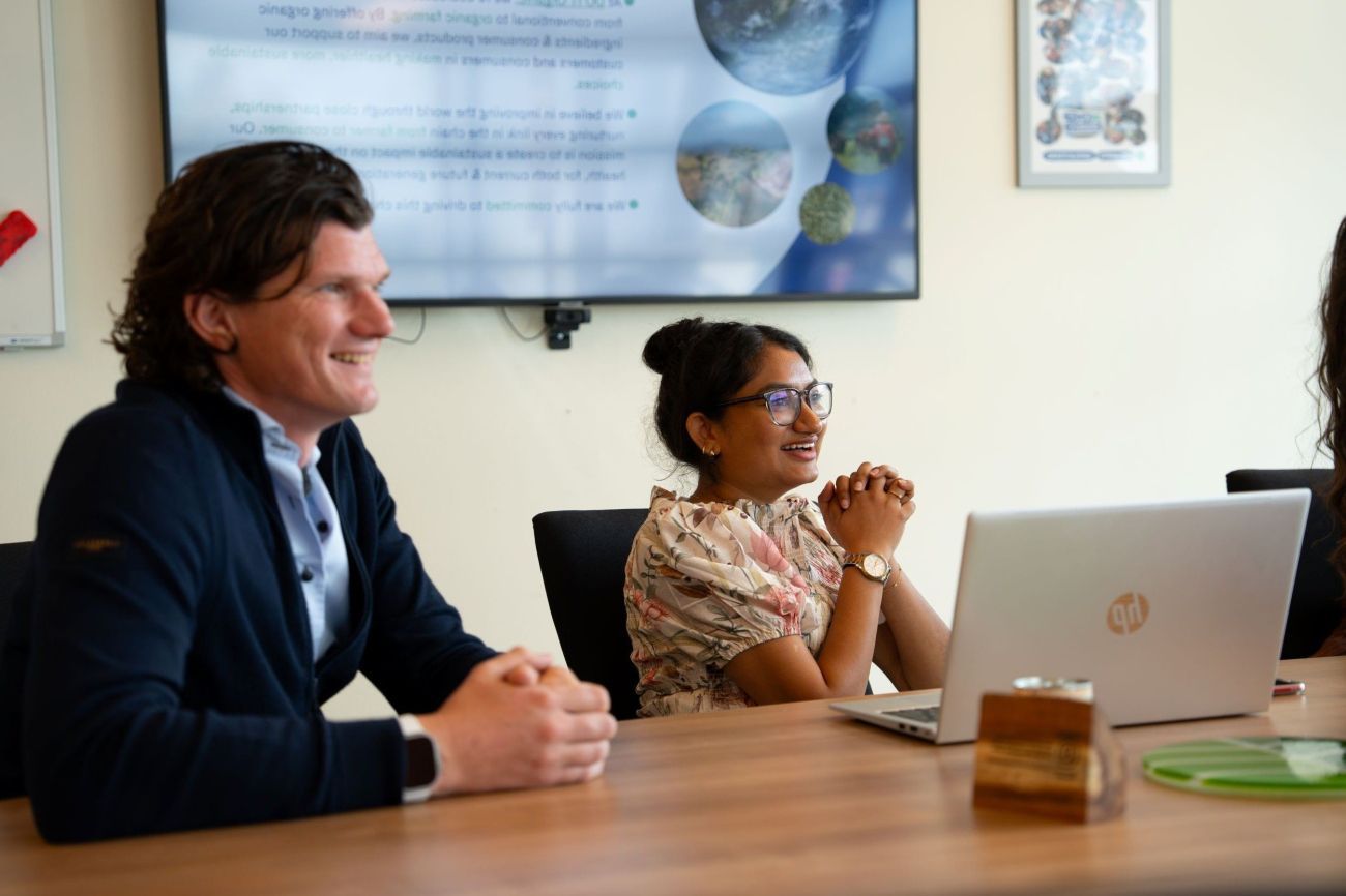 Lachende collega's van DO IT Organic