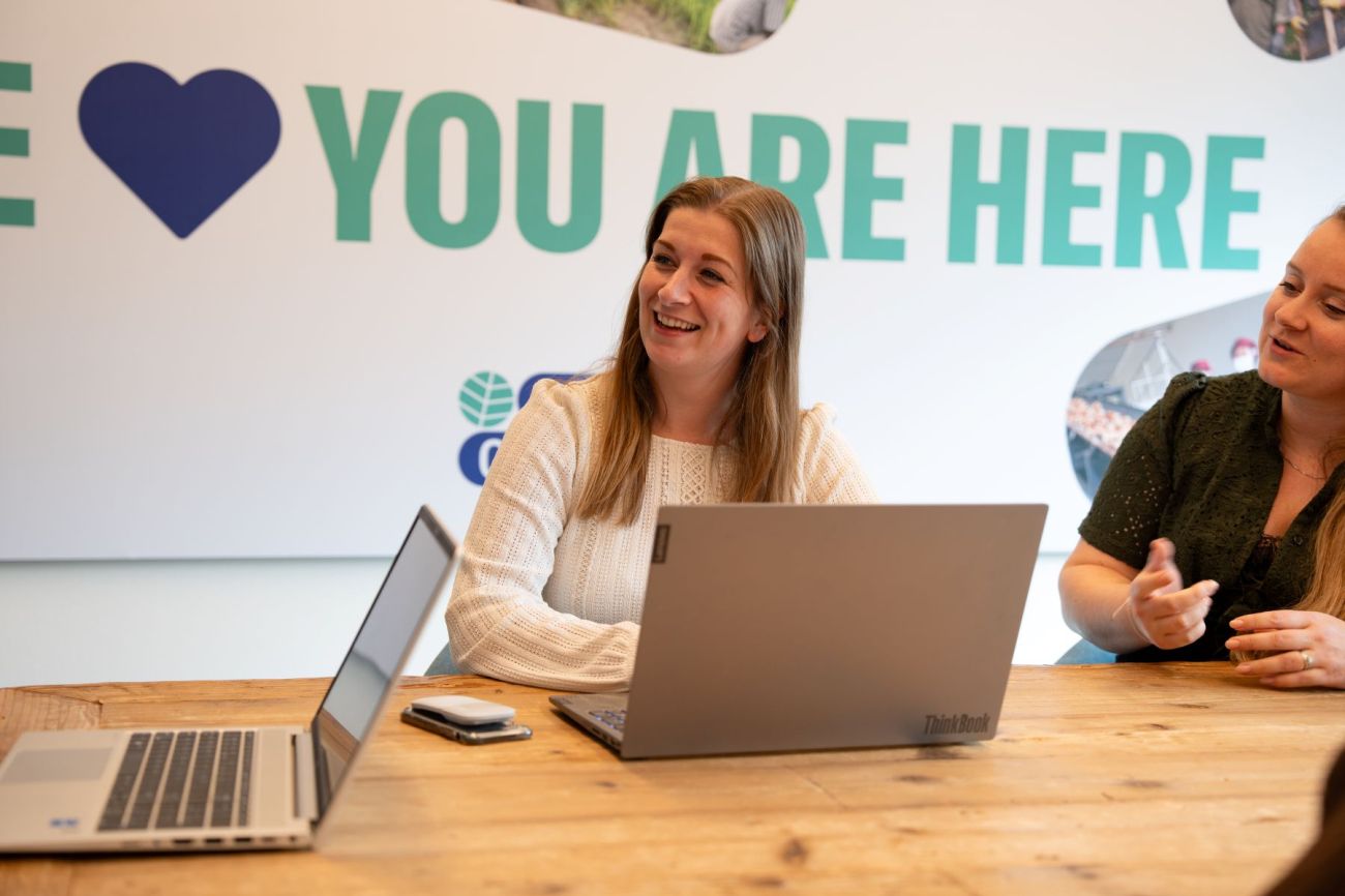 Mariska lachend achter haar laptop