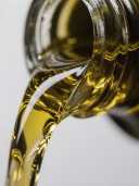 Olie wordt ingeschonken