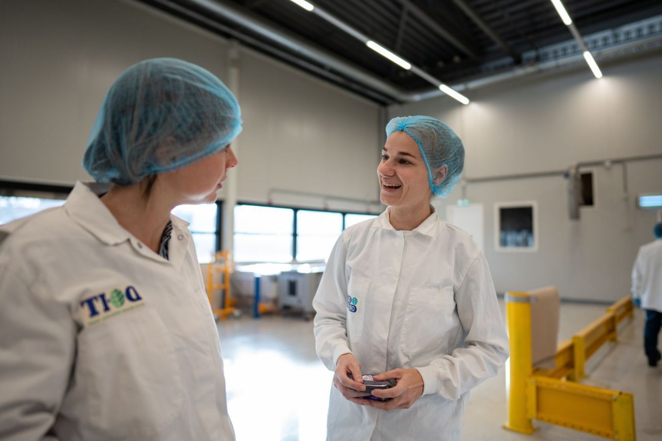 Karin en Romy op de verpakkingsafdeling